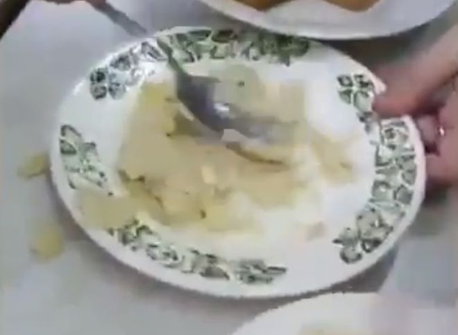 Кузбасские школьники показали, чем их кормят в столовой (видео)
