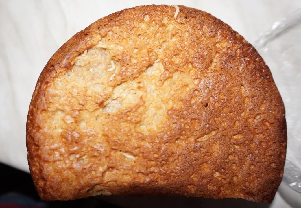 Что внутри хлеба. Личинки в хлебе. Рязанский хлеб. Личинка хлеб картинка. Рязанский хлеб фото.