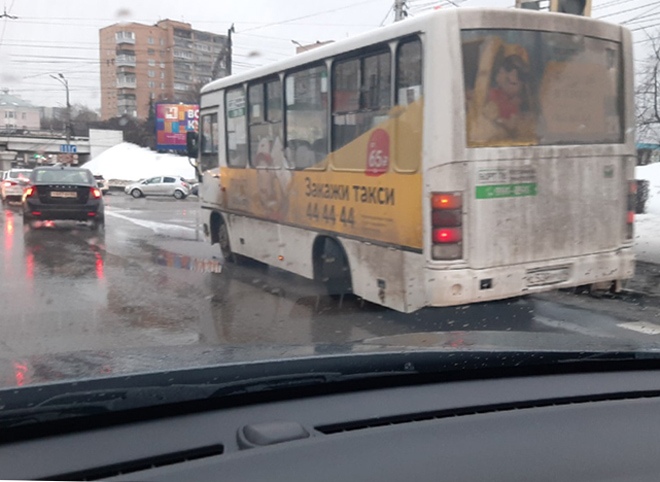 На Московском шоссе у маршрутки вывернуло колесо