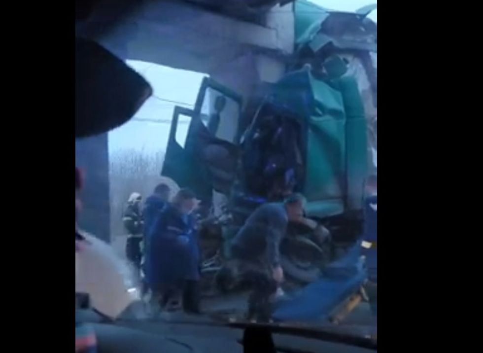 Водителя фуры, врезавшейся в путепровод на Московском шоссе, увезла «скорая»
