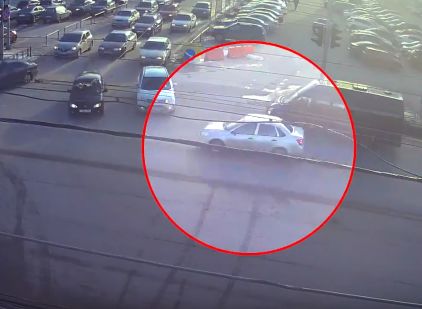 На Московском шоссе столкнулись две легковушки (видео)
