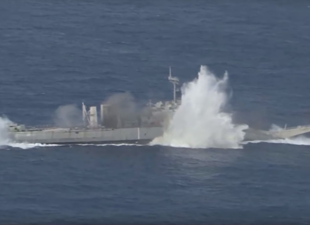 Американцы потопили старый военный корабль в Тихом океане (видео)