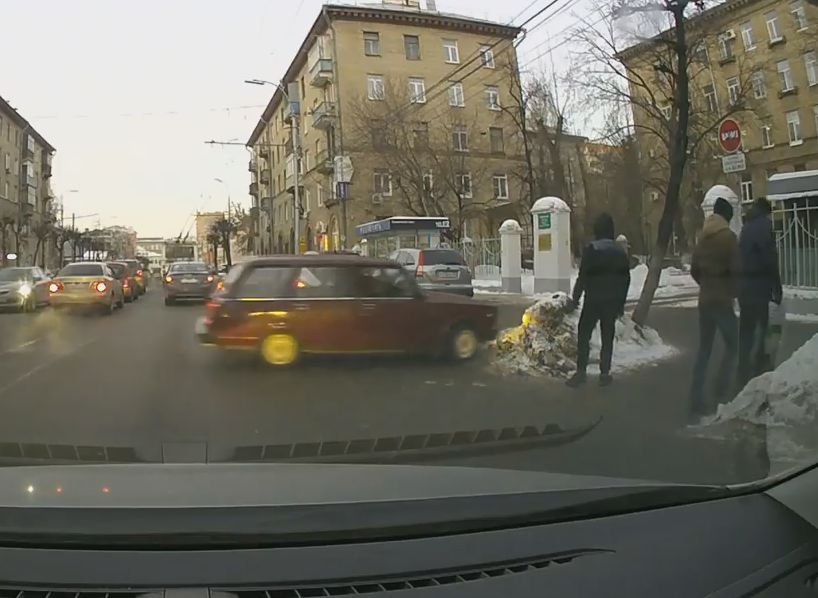 В Рязани пешеход «приманил» «четверку» в сугроб (видео)