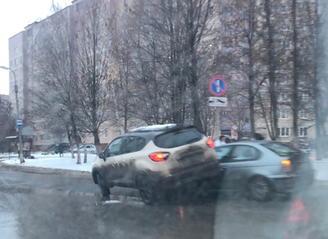 Фото: на улице Новоселов один автомобиль пытается «взобраться» на другой