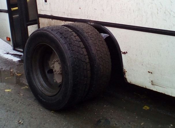 Соцсети: в Рязани у переполненного автобуса на ходу отвалилось колесо