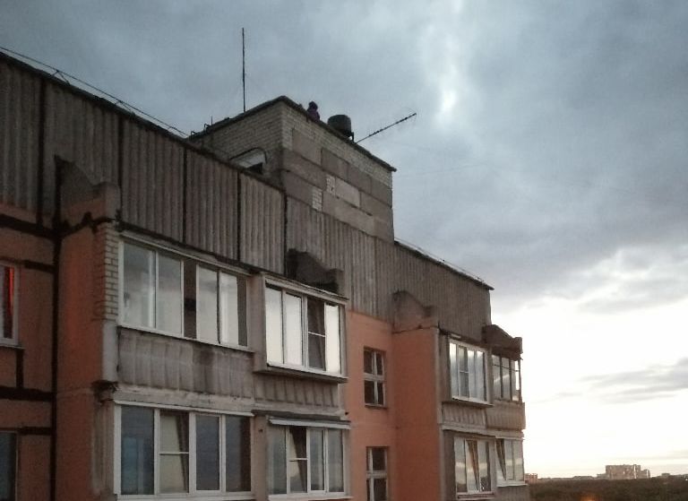 В Рязани три девочки гуляли по краю крыши
