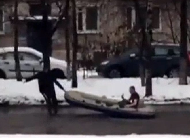 Нижегородцы прокатились на лодке по затопленным улицам (видео)