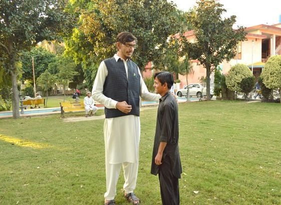 Пакистанец за несколько лет вырос до 233 сантиметров