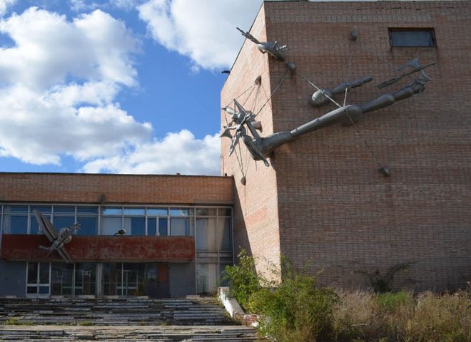 В Рязани хотят уничтожить скульптуру на фасаде здания бывшего ДК Птицеводов