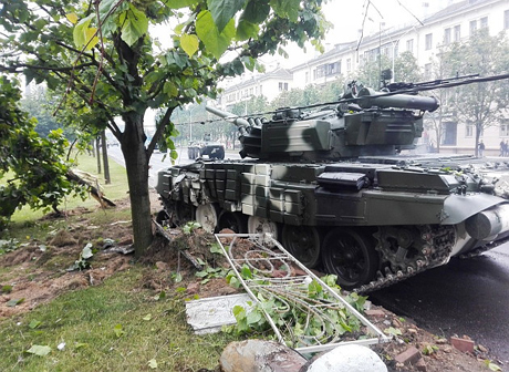 В Минске танк снес столб на репетиции парада (видео)