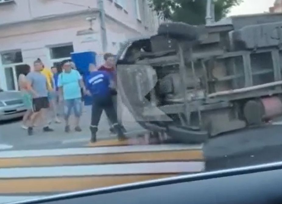 В ДТП с перевернувшимся в центре Рязани фургоном пострадал 19-летний молодой человек
