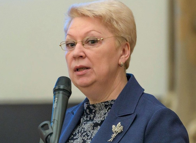 Васильева одобрила идею запрета смартфонов в школах