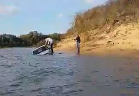 Рязанцы утопили автомобиль в реке