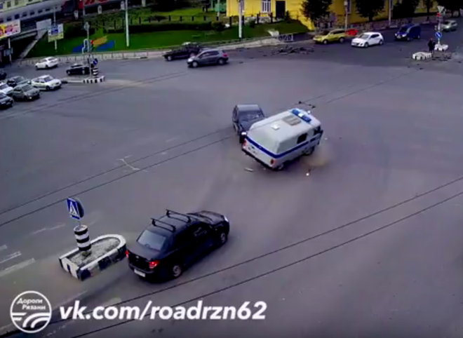 ДТП с участием полицейского УАЗа в центре Рязани сняли с другого ракурса