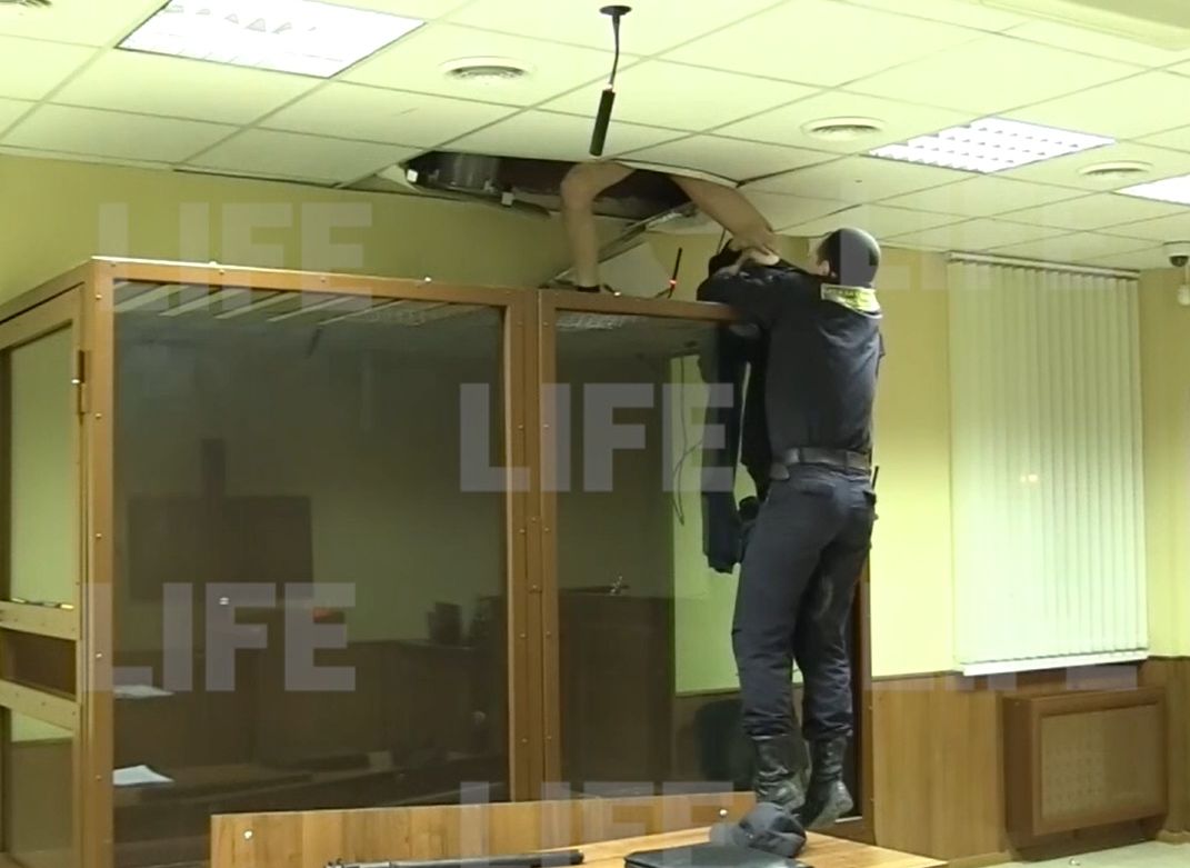 Москвич, совершивший ритуальное убийство сестры, попытался сбежать из клетки в суде (видео)