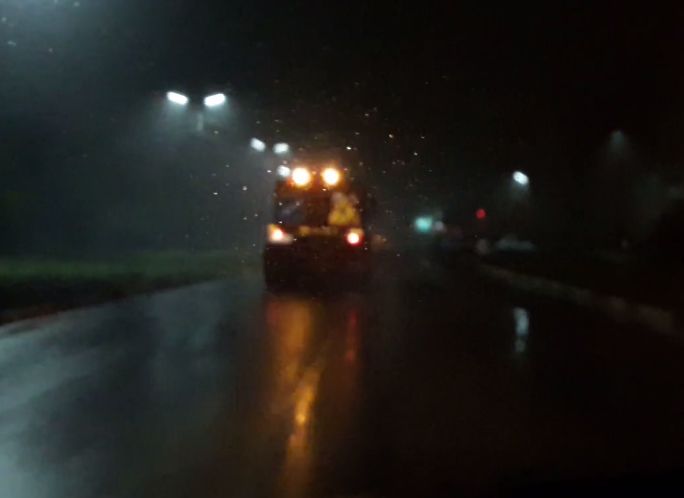 Видео: в Рязани моют улицы в дождь