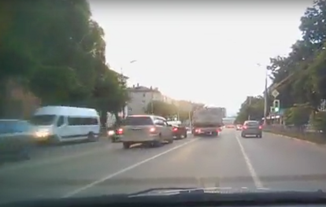 В Рязани засняли водителя фуры, грубо нарушившего ПДД