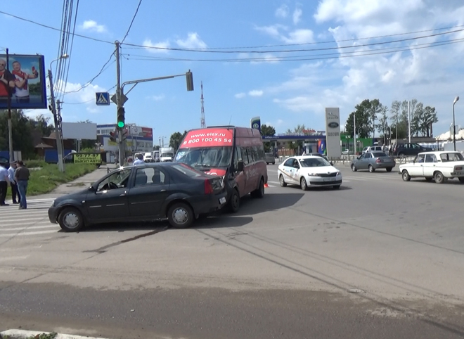 Водитель, врезавшийся в маршрутку на Яблочкова, выпил бутылку водки (видео)