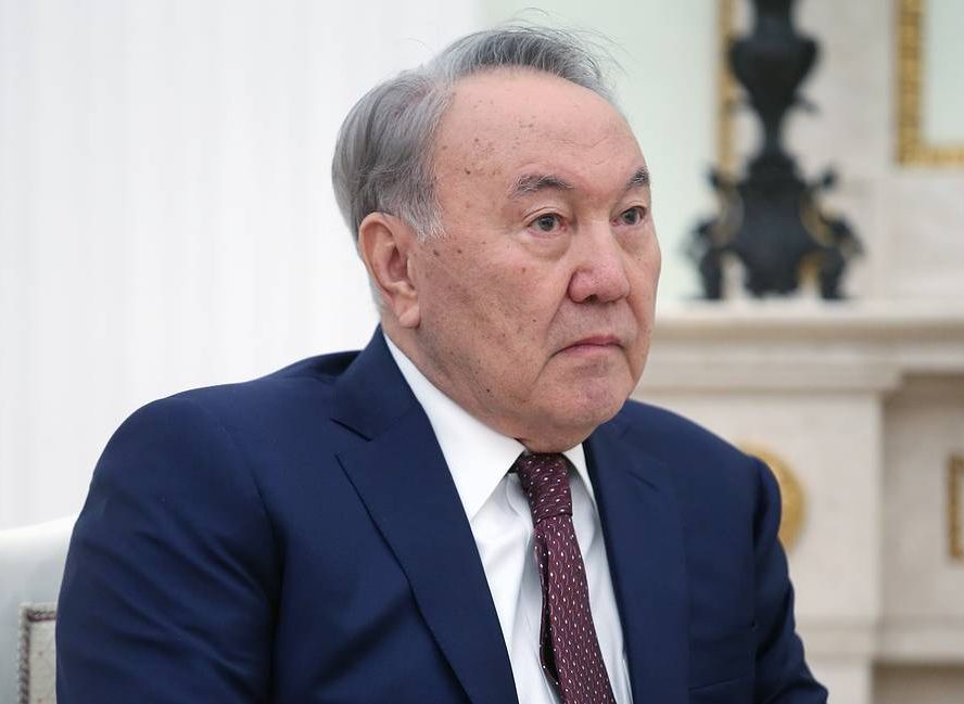 СМИ: Назарбаев с семьей покинул Казахстан