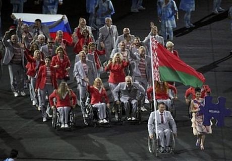 МПК отозвал аккредитацию у вынесшего флаг РФ белоруса