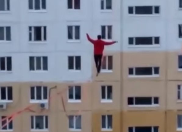 В Уфе экстремалы прошлись по натянутым между многоэтажками канатам (видео)