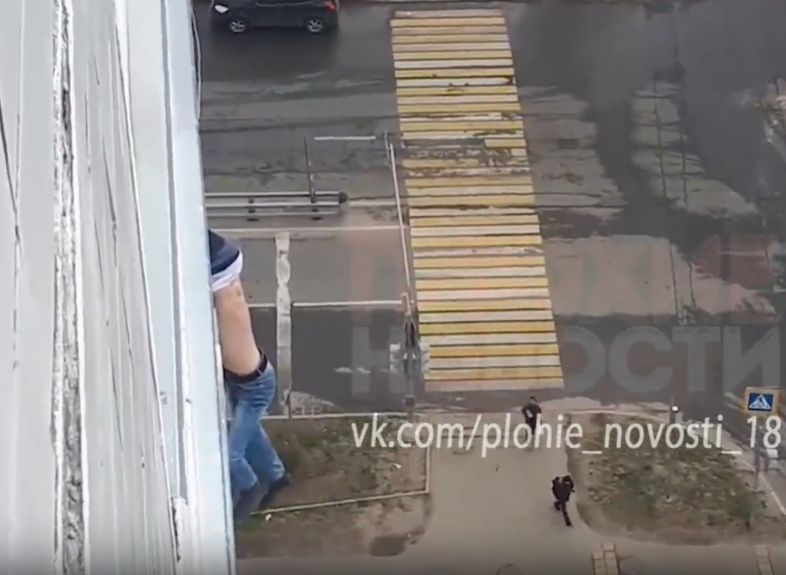 На окраине Москвы женщина 15 минут удерживала выпавшего из окна мужчину