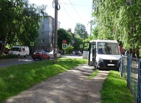 Объезжавший пробку маршрутчик устроил ДТП на улице Урицкого