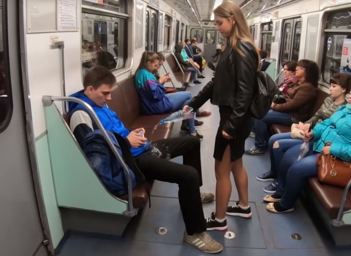 В петербургском метро прошла акция против мэнспрединга (видео)