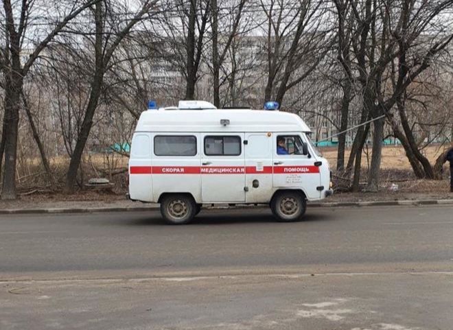 Фото: в Рязани в лобовое стекло машины скорой помощи попала труба