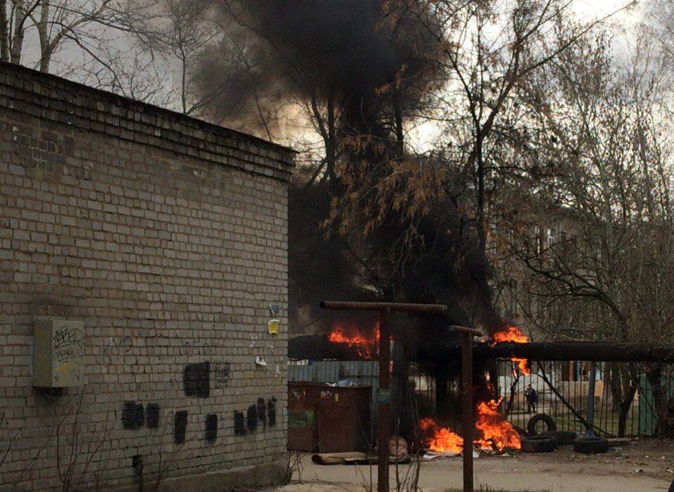 Фото: у рязанской школы горит теплотрасса