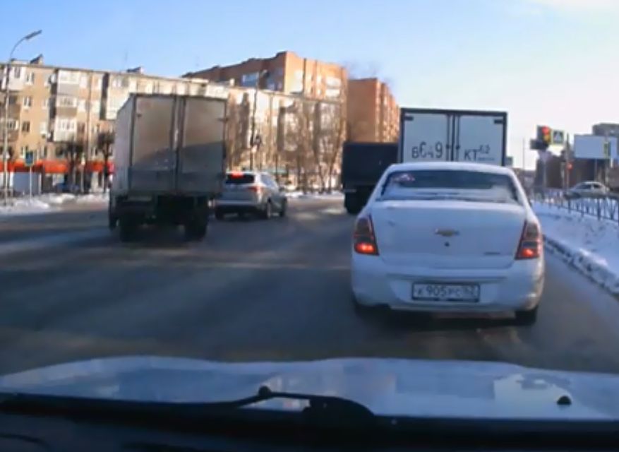 В Рязани водитель «Газели» мастерски ушел от столкновения (видео)