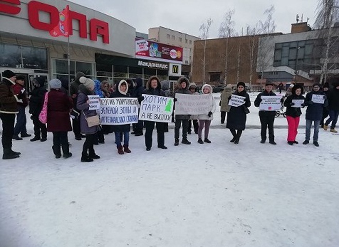 В Рязани прошел пикет против застройки территории за гипермаркетом «Лента»