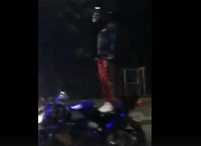 На Московском шоссе байкер прокатился, стоя на мотоцикле (видео)