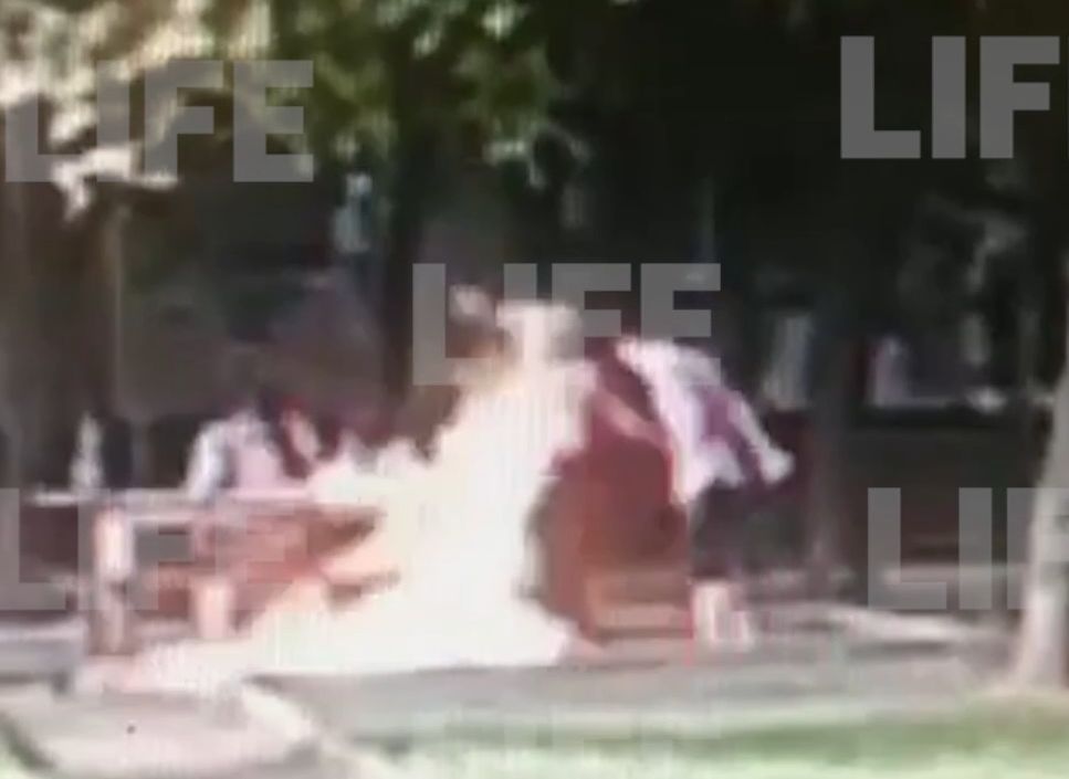 Во дворе на окраине Москвы подожгли мужчину (видео)