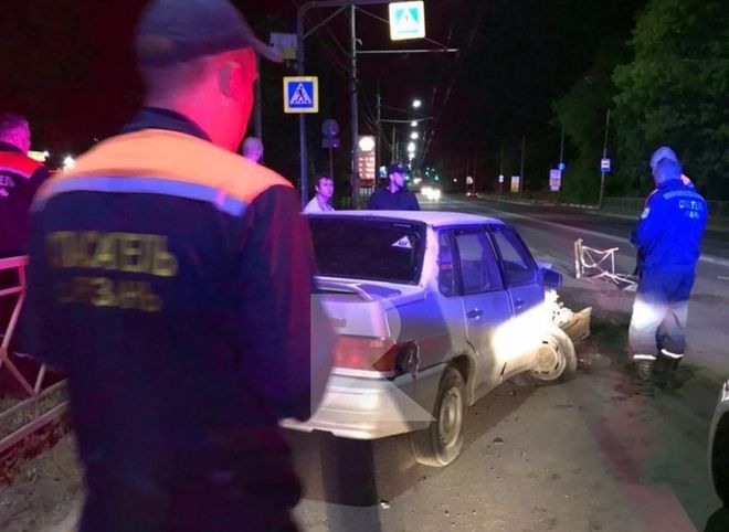 В Рязани на Куйбышевском шоссе ВАЗ снес ограждение, пассажир вылетел через лобовое стекло