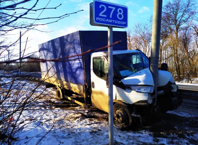 На трассе Михайлов — Рязань 22-летний водитель влетел в столб