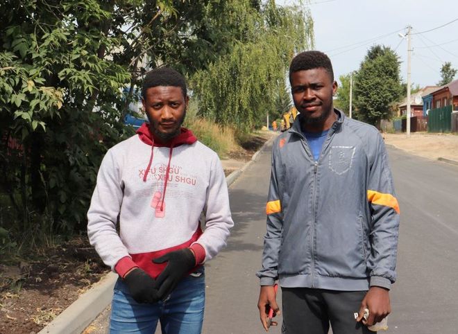 Студенты из Камеруна помогают ремонтировать дороги в Спас-Клепиках