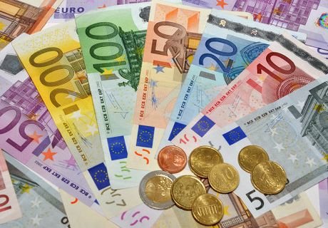 Официальный курс евро снизился на 1,5 рубля