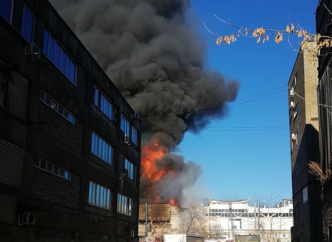 На территории завода в Рязани произошел пожар (видео)