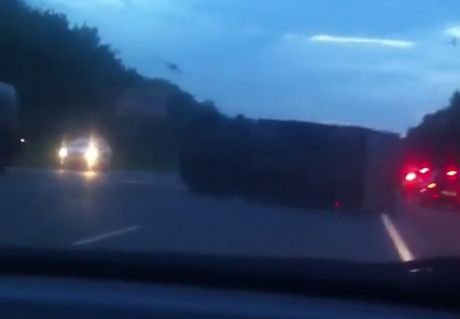 На трассе М5 опрокинулся фургон (видео)