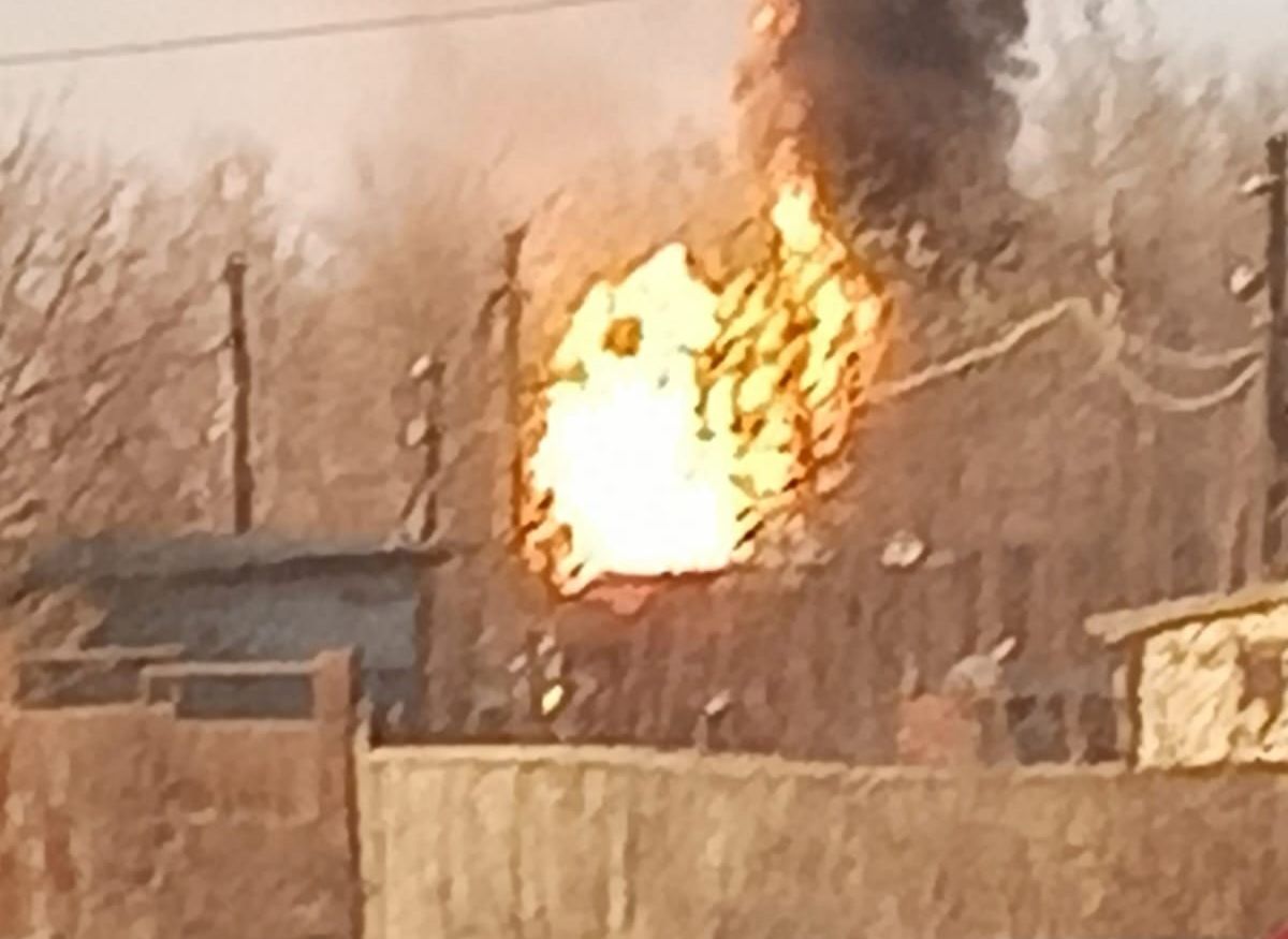 Пожар в скопине. Пожарные тушат пожар. Пожар на предприятии.