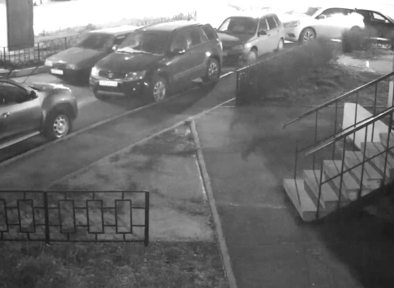 Рязанец ищет водителя красной «восьмерки», повредившего его припаркованный автомобиль