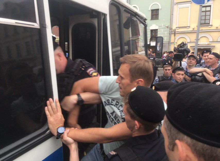 Задержанного во время акции протеста Навального внезапно выпустили