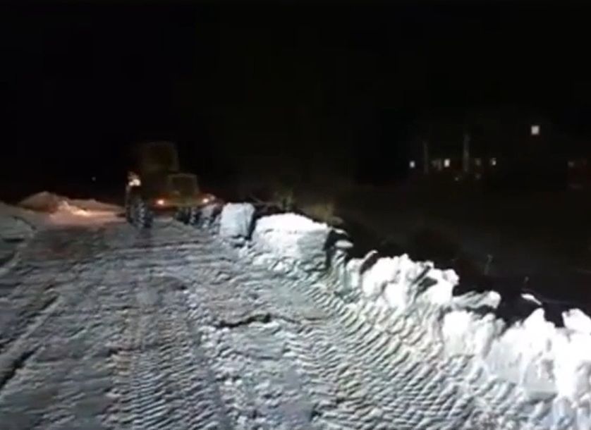 Жители рязанского ЖК за свои деньги наняли трактор, чтобы почистить дорогу