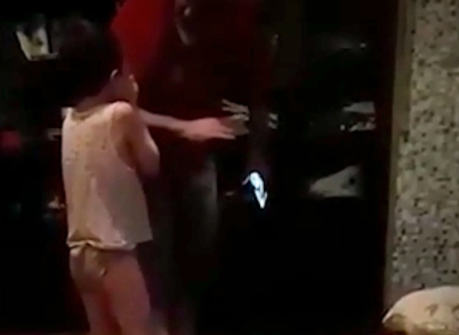 Избиение отчимом пятилетнего пасынка в Москве попало на видео