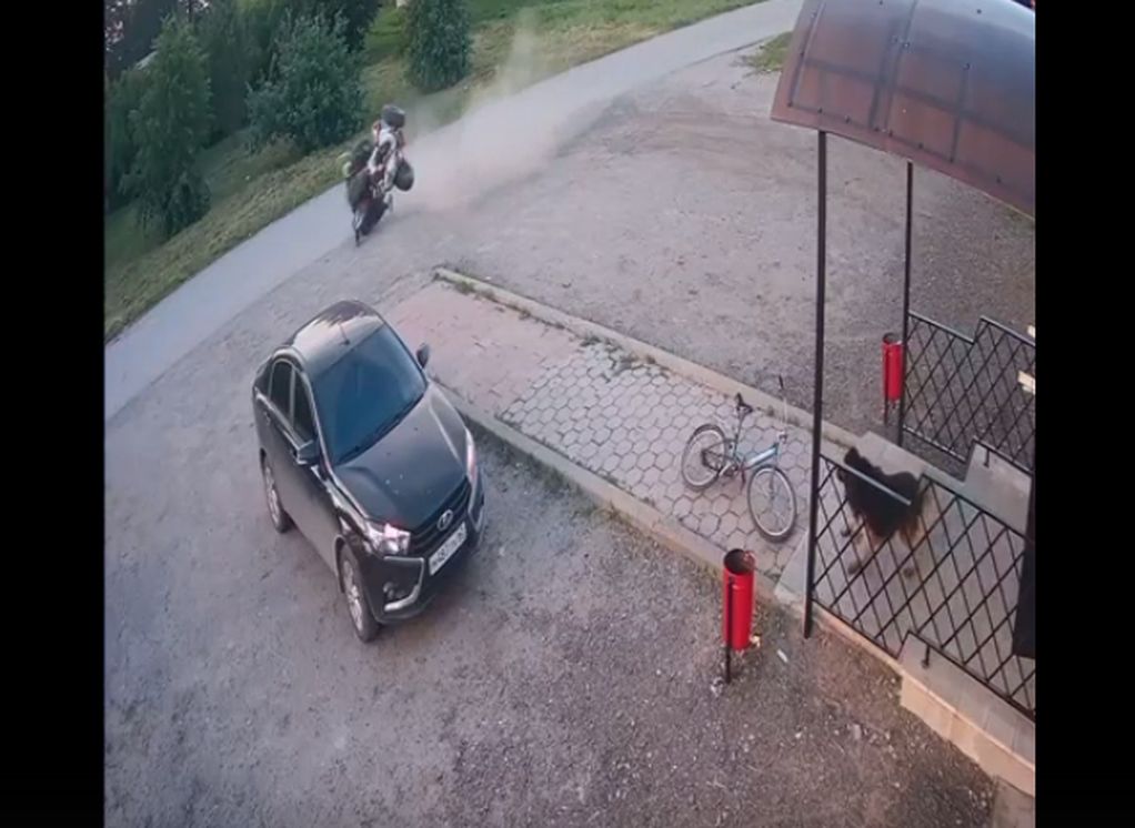 Момент опрокидывания подростка на квадроцикле под Скопином попал на видео