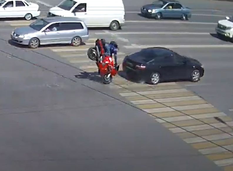 В сети появилось видео ДТП с мотоциклом на площади Ленина
