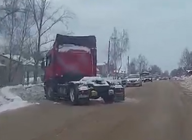 В Касимове грузовик снес столб (видео)