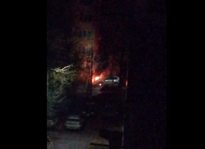 На улице Крупской сгорел кроссовер