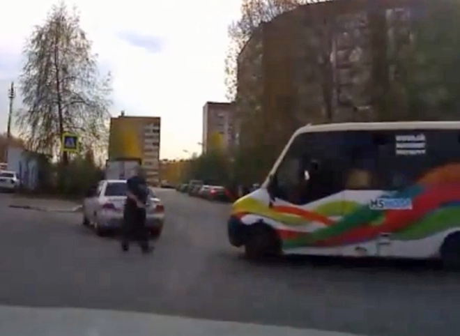 В Дашково-Песочне неадекватный водитель напал на маршрутку (видео)